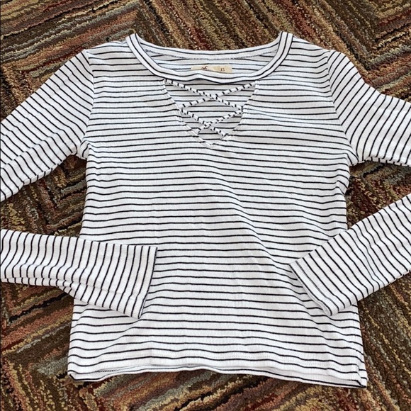 💗size XS top with cut out from hollister - Picture 1 of 2